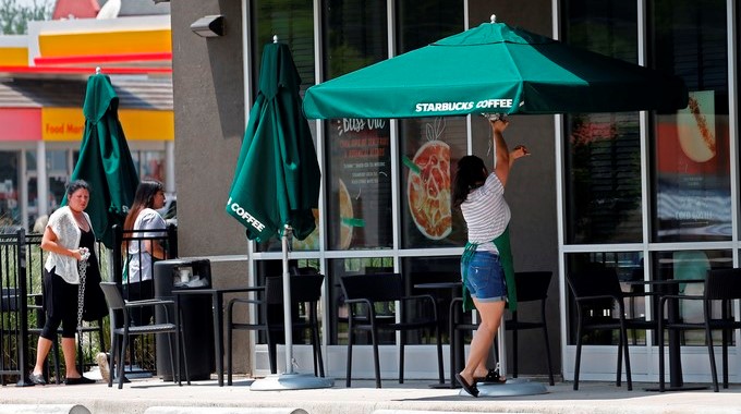 Empleados de Starbucks cierran las sombrillas y las puertas de un local de la cadena hoy, martes 29 de mayo de 2018, en Sulphur Springs, Texas (EE. UU.). EFE