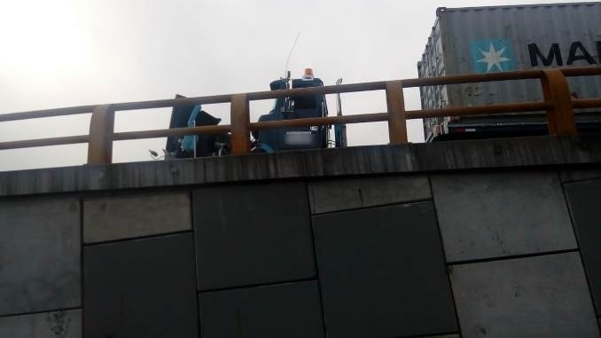 Tractomula se varó en pleno puente que conduce hacia el municipio de La Estrella