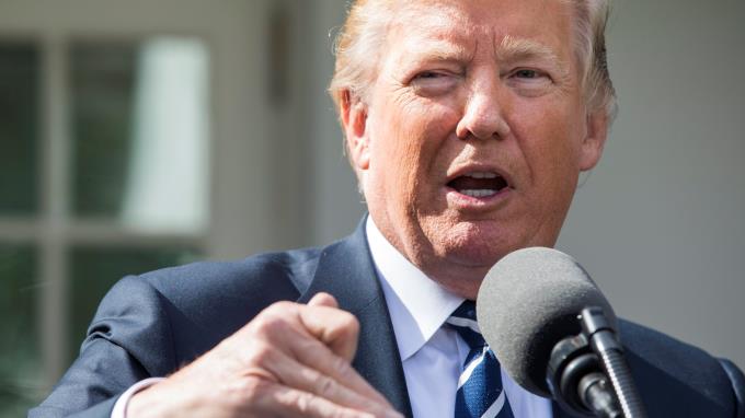 Trump da luz verde a tratamientos experimentales con pacientes terminales