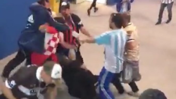 VIDEO: Indignación por la brutal golpiza que propinaron aficionados argentinos a hinchas croatas a la salida del partido