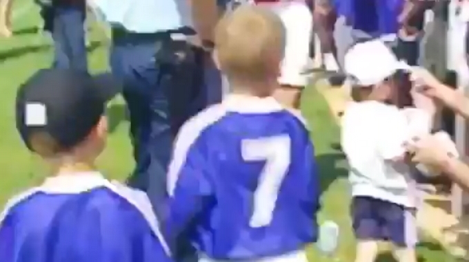 Vídeo: Un pequeño Antoine Griezmann fue a pedirle autógrafos a sus ídolos de la Selección francesa hace 20 años
