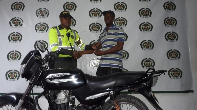 La Policía recuperó y devolvió a su dueño una motocicleta hurtada en Quibdó