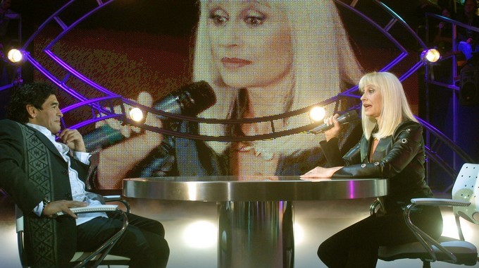 El astro del fútbol Diego Maradona (izq) entrevista a la conductora y cantante italiana Raffaela Carrá (der) durante un programa televisivo. EFEArchivo
