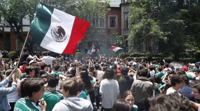VIDEO: Con “banderazo” en la embajada de Corea, hinchas mexicanos agradecieron el paso a octavos
