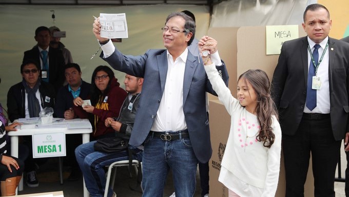 Petro votó en un colegio al sur de Bogotá