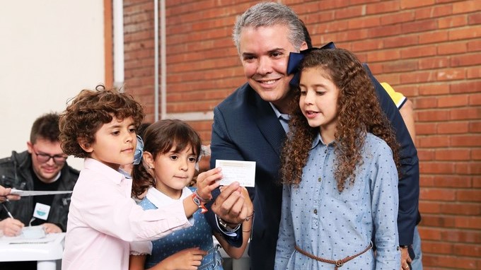 En fotos. Duque votó con el anhelo de que a Colombia la gobierne una nueva generación