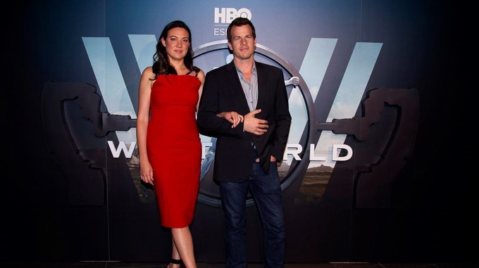 Fotografía facilitada por HBO España de Jonathan Nolan y Lisa Joy, creadores de la serie de HBO Westworld con motivo de la entrevista concedida a EFE. EFE