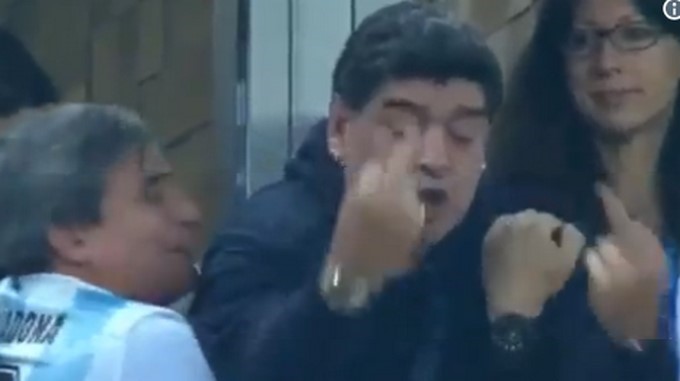VIDEO: “¡Gol putos!”, Maradona enloquece con el gol de Argentina y se descompensa