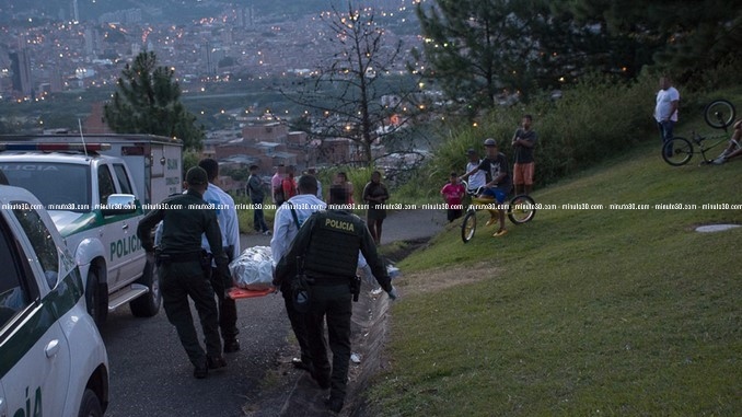 FOTOS: Mujer fue brutalmente asesinada en zona boscosa del barrio Machado en Bello 15 Mujer_asesinada_Bello_12.jpg