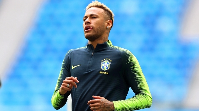 Video: Neymar se divierte con el balón e intenta anotar hasta detrás del arco