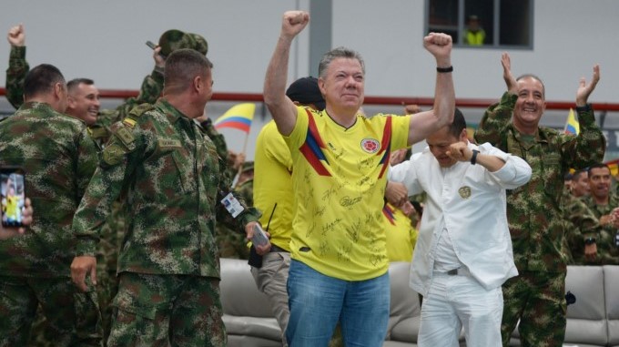 En fotos: Santos celebró la clasificación de Colombia a octavos en el Mundial 2 Santos celebra triunfo Colombia 2
