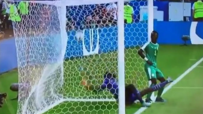 VIDEO: Volante de Senegal fue espectador número uno del gol de Mina y las redes no lo perdonaron