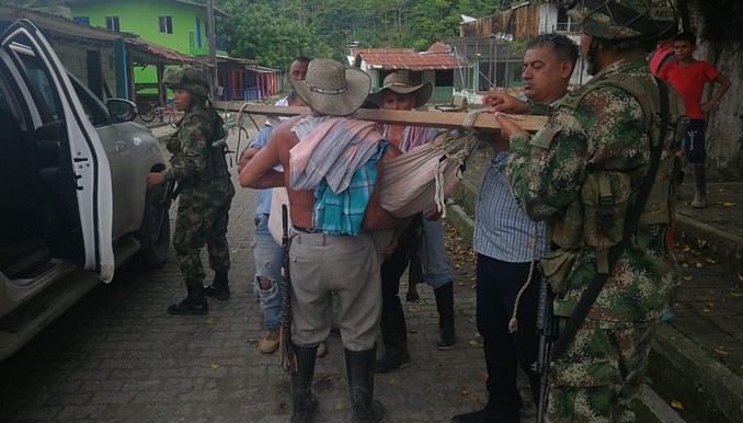 Soldados auxiliaron a un adulto mayor en San José de Apartadó que presentaba problemas de salud