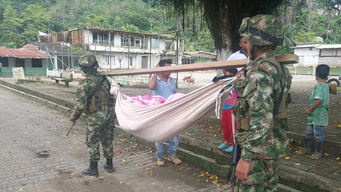 Soldados auxiliaron a un adulto mayor en San José de Apartadó que presentaba problemas de salud