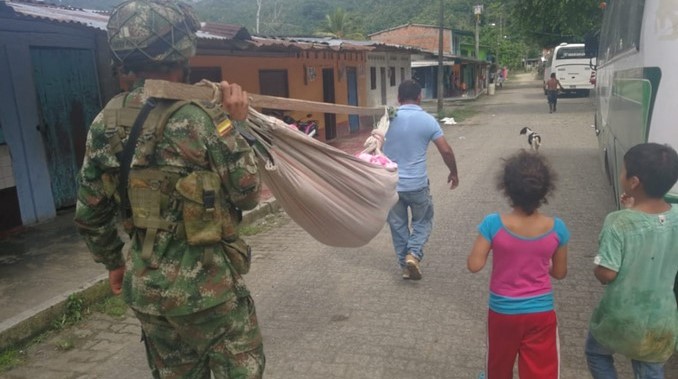 Soldados auxiliaron a un adulto mayor en San José de Apartadó que presentaba problemas de salud