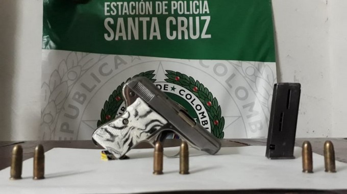 FOTOS: Los cogieron en una moto robada intentando robarse otra 3 arma