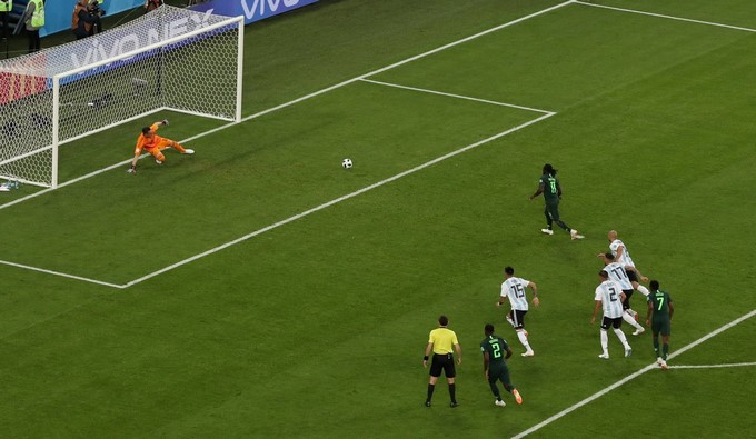 Vídeo. No pudo Armani