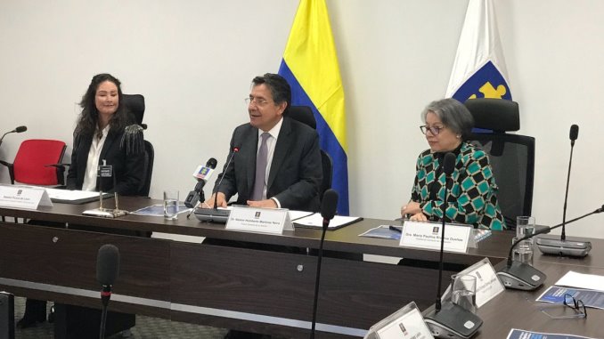 Natalia Ponce de León, el fiscal general Néstor Humberto Martínez y la vicefiscal María Paulina Riveros