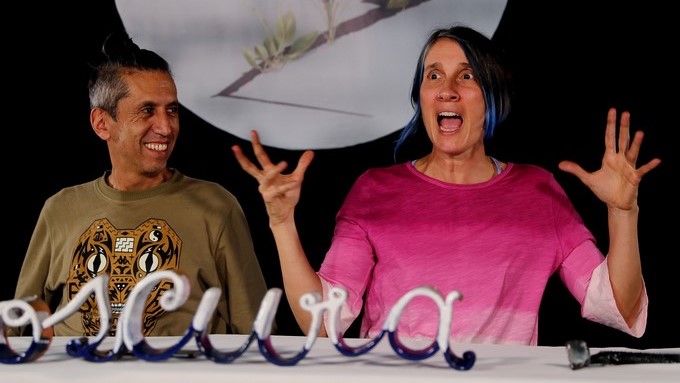 Aterciopelados Héctor Buitrago (i) y Andrea Echeverri (d), mientras hablan en entrevista con Efe, en Bogotá (Colombia). EFE