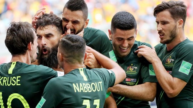 Australia le empata a Dinamarca y sigue viva gracias al VAR