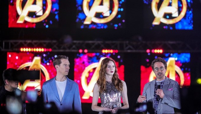 El actor británico Benedict Cumberbatch (i), la escocesa Karen Gillan, y el estadounidense Robert Downey Jr., participan en un acto de promoción de la película "Vengadores: Infinity War". EFE/Archivo