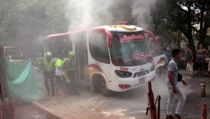 Momentos de pánico vivieron los pasajeros de un bus que se incendió
