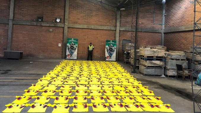 FOTOS: Hasta camisetas de la Selección Colombia decomisaron las autoridades en operativo contra el contrabando 1 camisetas de contrabando