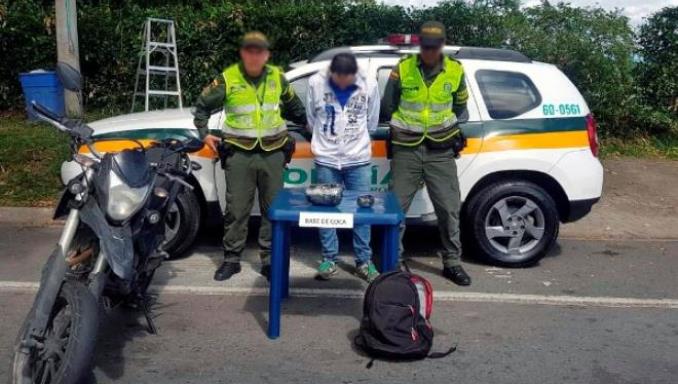 Lo capturaron con base de coca en una moto