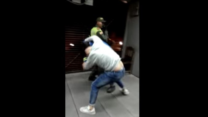 VIDEO: Funcionario le reclamó porque se coló en el Transmilenio y el hombre respondió a golpes