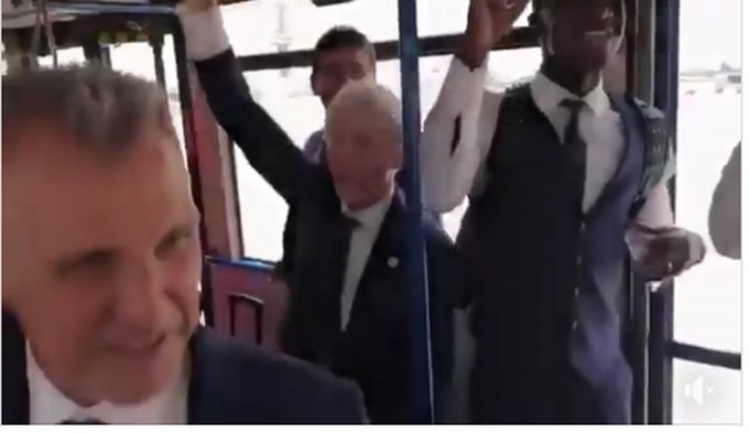 Vídeo. En la llegada de Colombia a Rusia hasta Pékerman cambió el estilo 3 colombia pekerman canta Copiar