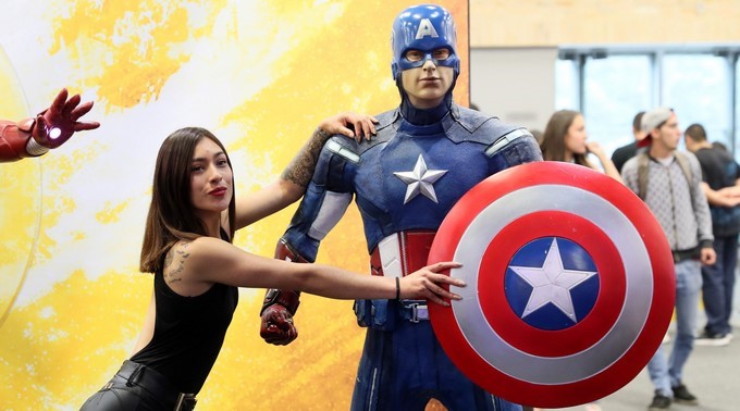 Una joven posa junto a una figura del personaje de Marvel Comics Capitán América hoy, viernes 8 de junio de 2018, durante el primer día de la Comic Con, en Bogotá (Colombia). EFE