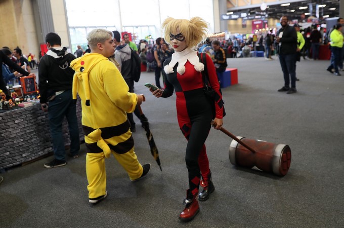 Una mujer con el disfraz de Harley Quinn (d), personaje de DC Comics, camina junto a un joven con cosplay de Pikachu, personaje de la franquicia Pokémon, hoy, viernes 8 de junio de 2018, durante el primer día de la Comic Con, en Bogotá (Colombia). EFE