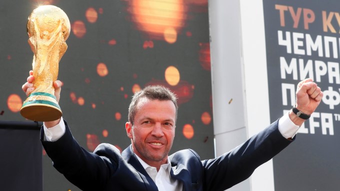 FOTOS. “¡Cuidado, Lothar! Que no se te vaya a caer al suelo”: Así llegó la copa del mundo a Moscú