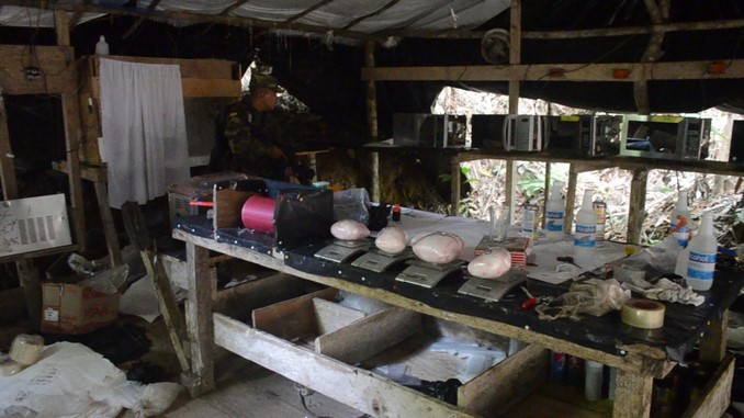 En Santander el Ejército neutralizó un cristalizadero de cocaína. Cinco personas fueron capturadas