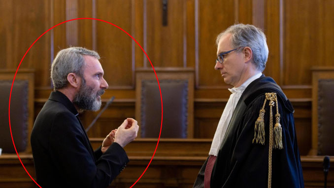 Cura condenado por posesión de pornografía infantil alegó que tenía un “conflicto interior”