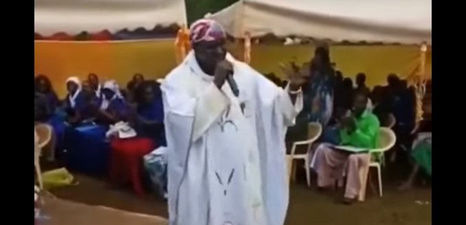 VIDEO: Predicaba rapeando y ahora el cura fue suspendido