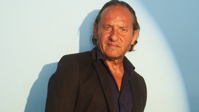 El diseñador español Custo Dalmau se une al Éxito para lanzar la nueva colección de Arkitect