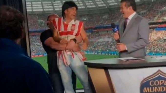 Eugenio Derbez acepta reto de su hijo Vadhir y lo sacan de estudio de grabación. (Foto: Facebook)