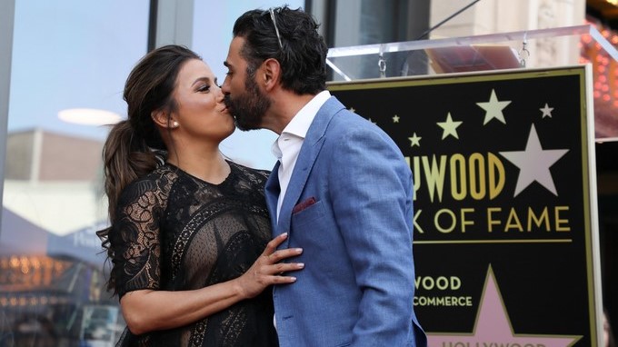 La actriz estadounidense Eva Longoria (i) posa junto a su esposo, Jose Baston. EFE/Archivo
