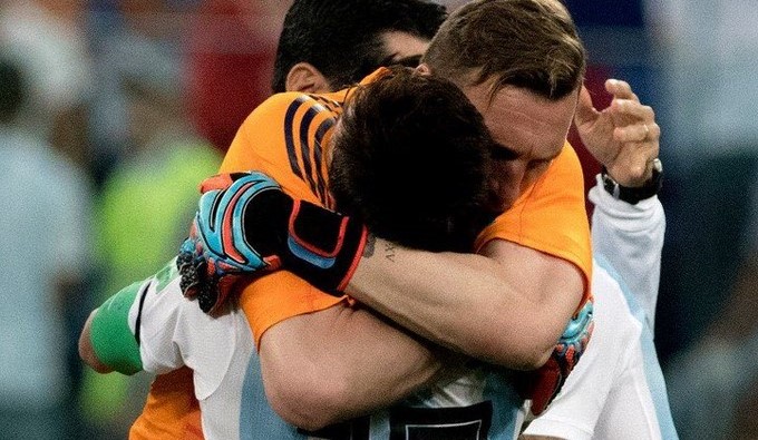 El momento en que Armani le dio el tiquete a octavos a la albiceleste