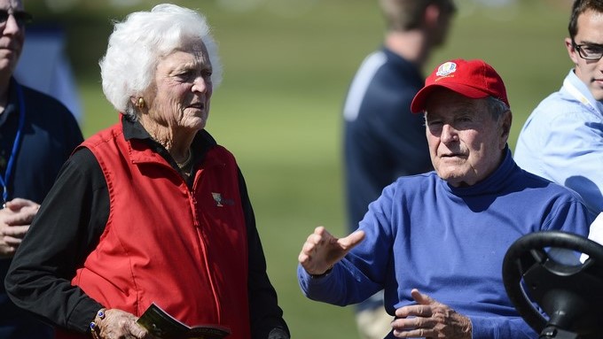 Imagen de archivo del ex expresidente George H. W. Bush (d) y su esposa, Barbara Bush (i), en un partido. EFE/Archivo