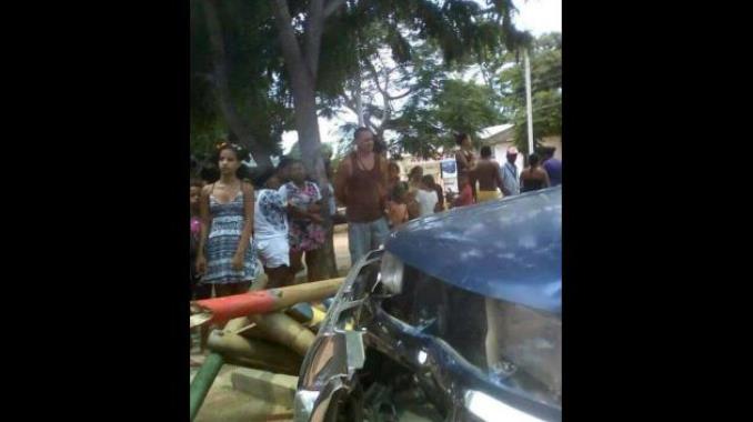 Hombre en Bolívar aprendía a conducir y chocó una camioneta contra un parque. Un niño de 5 años murió