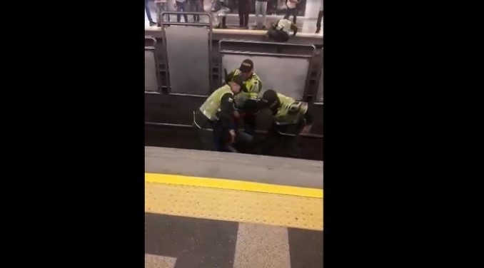 ¿Qué pensaba? Hombre se metió a los rieles de la estación San Antonio del Metro