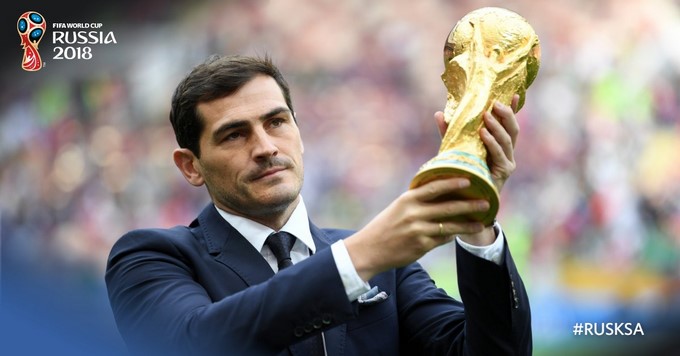Mundial Rusia 2018: Iker Casillas llevó el trofeo de la Copa del Mundo