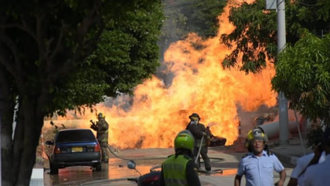 Explosión de tubería de gas causó un incendio en Barranquilla. Una persona resultó herida
