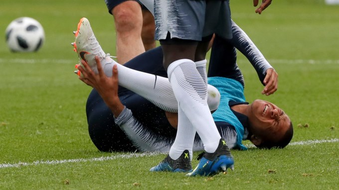 Mbappé abandona el entrenamiento de Francia tras un choque con Rami