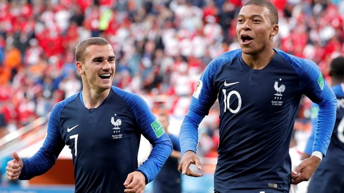 1-0. Francia a octavos, Perú a casa