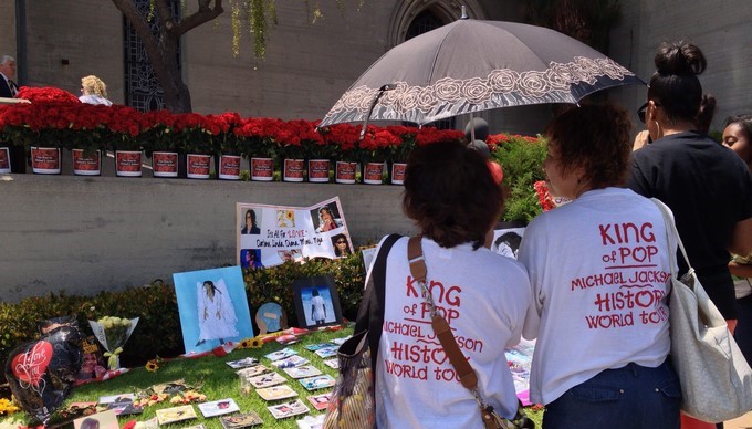 Seguidores de Michael Jacksonse reúnen junto al mausoleo del fallecido ídolo del pop en el cementerio Forest Lawn de Glendale, California (EE.UU.). EFE/Archivo