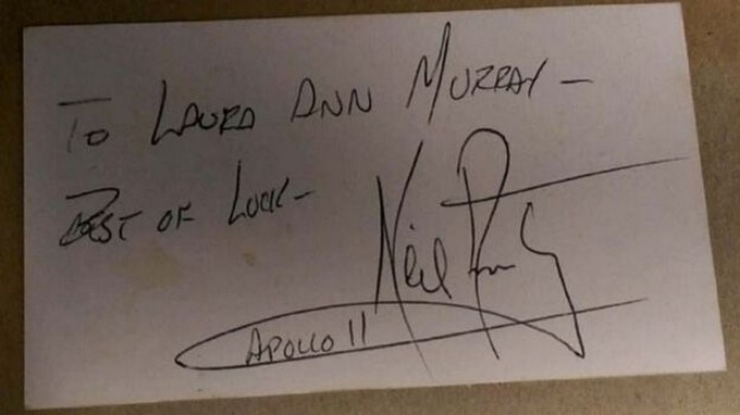 Laura Murray recibió el regalo de Armstrong gracias a que su padre era amigo del astronauta./ Propiedad de la BBC
