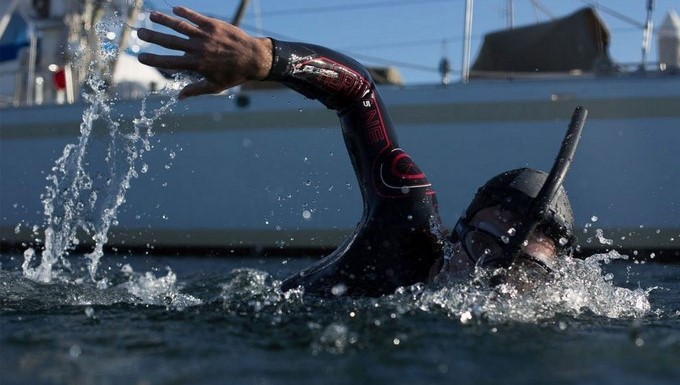 Fotografía facilitada por la revista científica Seeker de Ben Lecomte, un atleta y activista que se ha marcado el reto de ser el primer hombre en cruzar el Océano Pacífico a nado, con el objetivo de concienciar sobre el problema de la contaminación marina de plástico. EFE